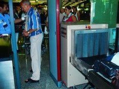 El Gobierno británico podría establecer un recargo en los billetes por los gastos de la seguridad aérea