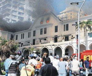 Cuestionan capacidad y recursos de bomberos tras incendio en Punta del Este