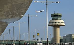 Colau condiciona ampliar el aeropuerto de El Prat a reducir sus emisiones