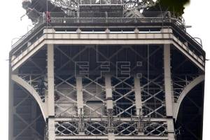 Evacúan y cierran la Torre Eiffel por la presencia de un escalador