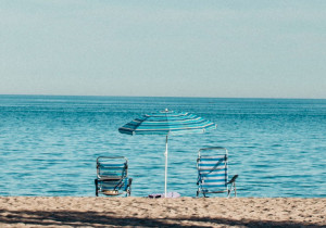 Urge un calendario de desconfinamiento para planificar el verano