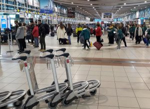 Aerolíneas se oponen a distanciamiento a bordo y cuarentena en destino