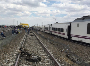 Descarrila un tren Alvia en Zamora al chocar con un coche en la vía