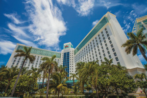 Riu, primera cadena española en reabrir en Cancún