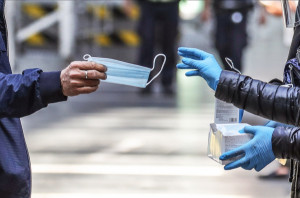 Menos de 150 médicos y enfermeros para controlar en aeropuertos desde el 21