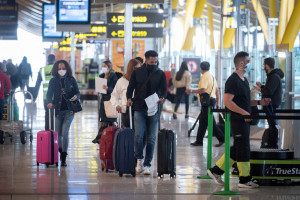 Los aeropuertos españoles recuperan menos de la mitad de su tráfico en 2021