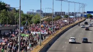 Multitudinaria manifestación en Barcelona contra la ampliación de El Prat