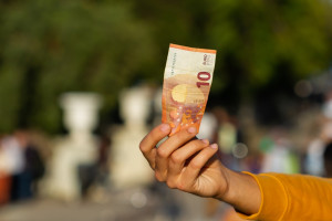 El 80% de los españoles solo lleva 10 euros en la cartera