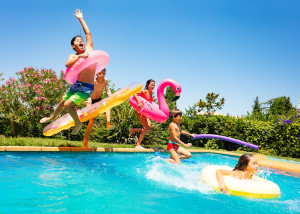 Cataluña permite a hoteles y campings llenar piscinas de nuevo