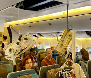 Un fallecido y decenas de heridos por las turbulencias en un vuelo