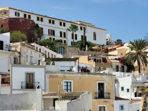 Booking retira otros 56 anuncios de alquiler turístico ilegal en Ibiza