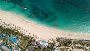 ¿Cuánto se encarecen los destinos de playa fuera de España este verano?