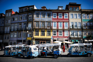 Oporto limitará la circulación de tuk tuks en el centro histórico