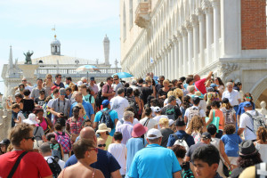 Vuelta de tuerca en Venecia: grupos guiados de 25 personas y sin altavoces