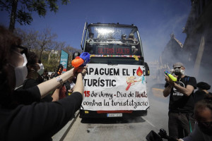 Hostigan con pistolas de agua a un bus turístico en Barcelona