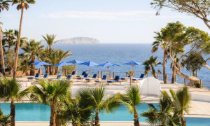 Fergus abre en Ibiza el hotel que acoge el Hippy Market de Es Canar