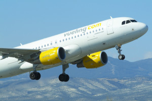 Suspenden cautelarmente la sanción a Vueling por cobrar el equipaje de mano