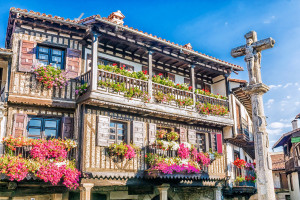 El pueblo de Castilla y León que parece francés y fue el primero en ser Conjunto Histórico-Artístico de España