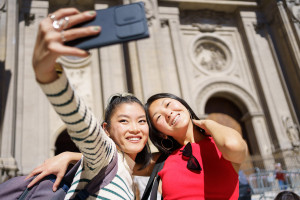 Subida de hasta el 205% de turistas asiáticos en España esta semana, según Trip.com