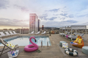 El hotel Moxy Barcelona celebra su primer aniversario con récord de RevPAR