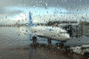 El fuerte temporal deja cancelaciones y retrasos en los aeropuertos de Barcelona y Palma